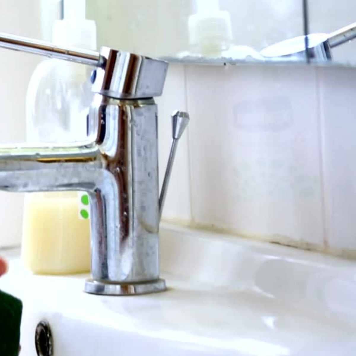 Comment nettoyer les joints en silicone de la salle de bain ?